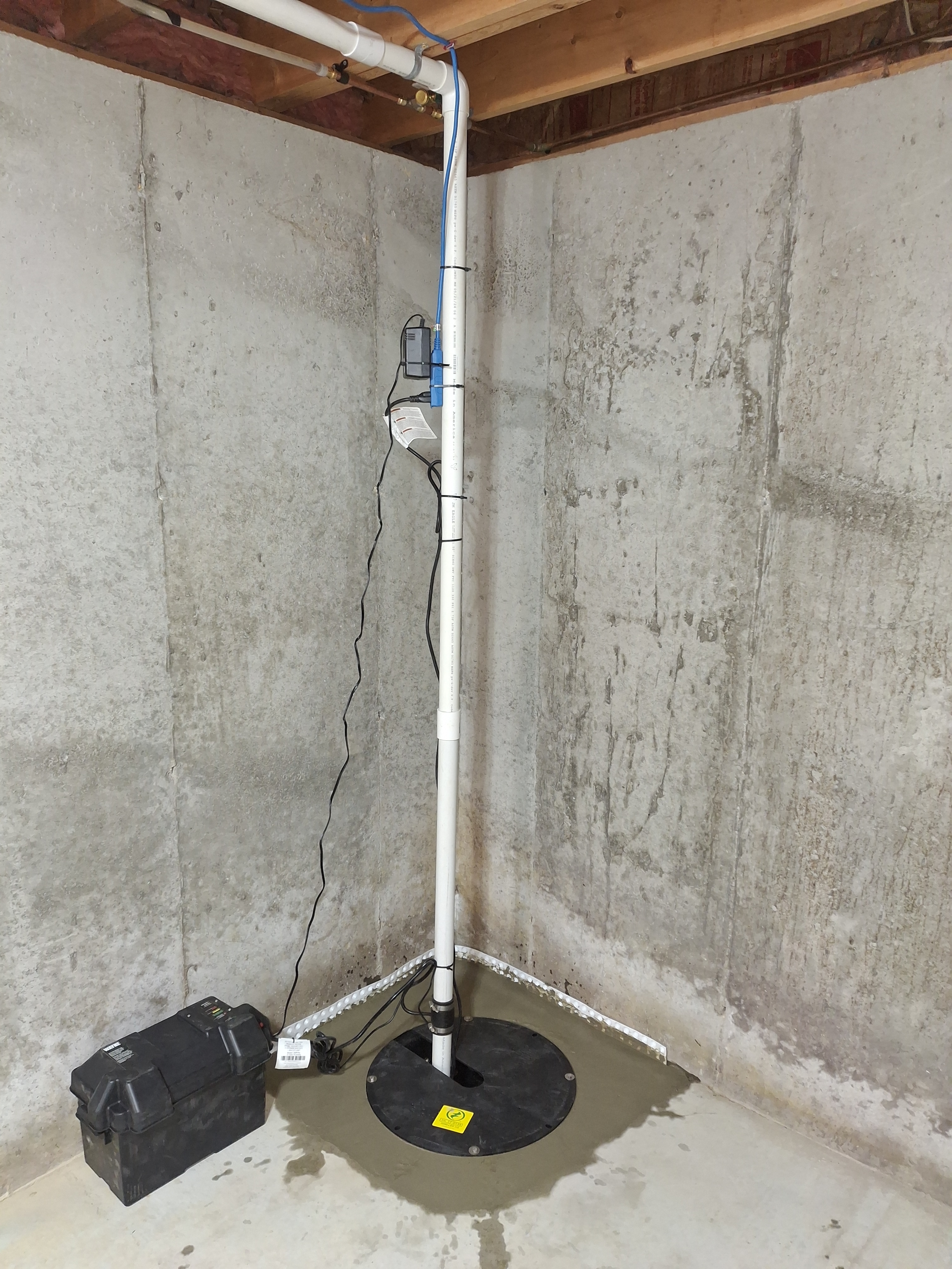 Basic sump pump with battery backup