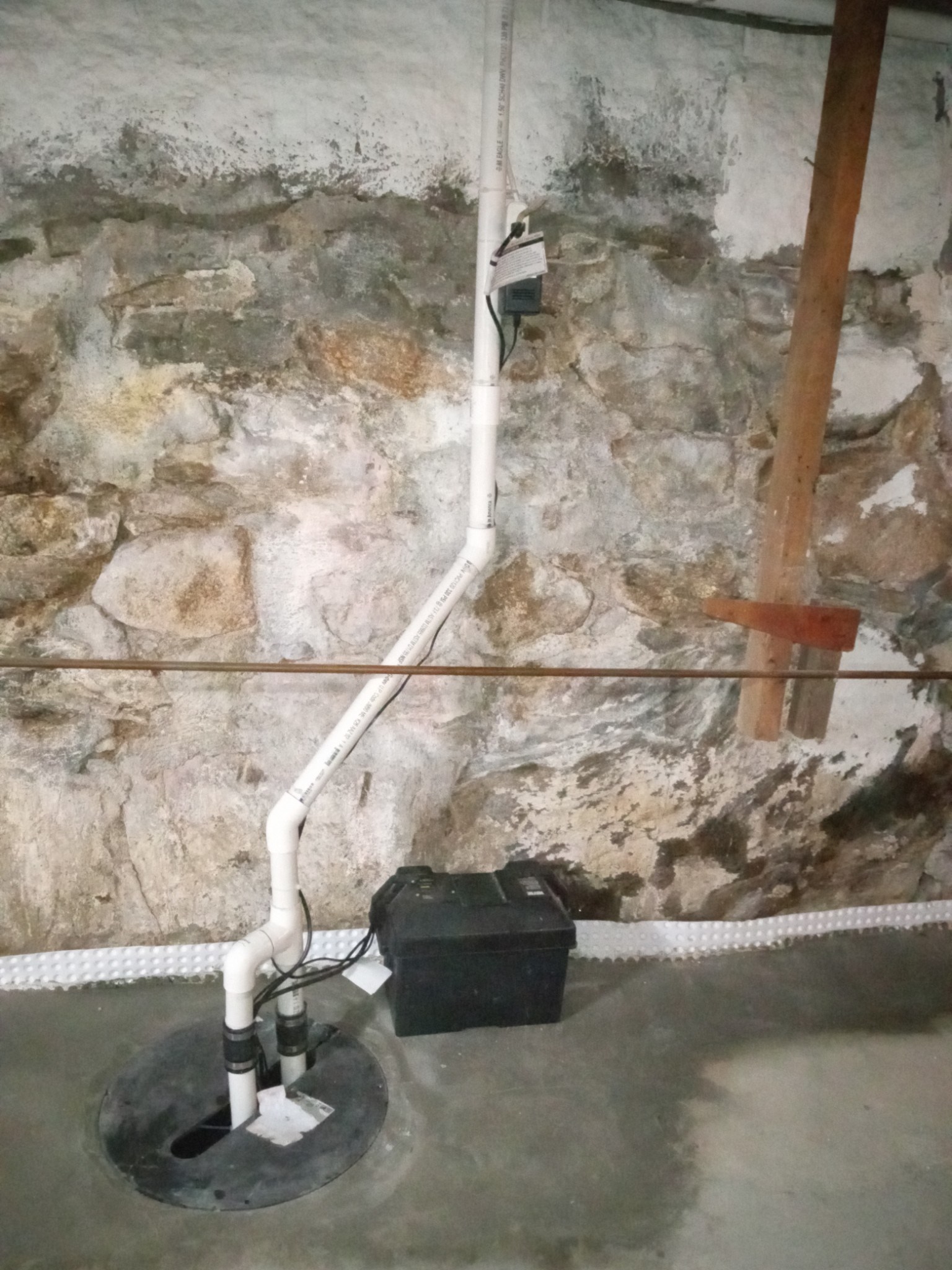 High-performance sump pump with battery backup
